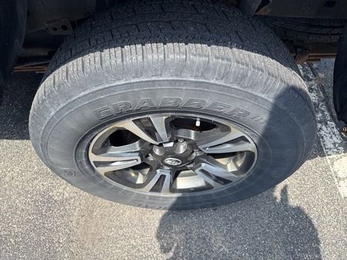 Used 2018 Toyota Tacoma TRD Sport AWD/4WD image 6