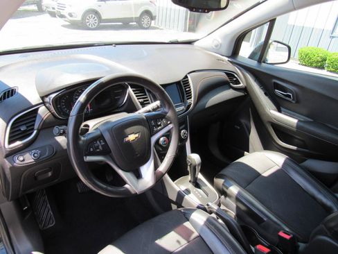Used 2018 Chevrolet Trax LT w/ Sun & Sound Package FWD image 17