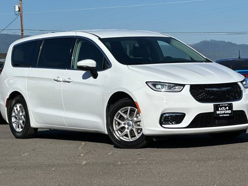 Used 2023 Chrysler Pacifica Touring-L FWD image 2