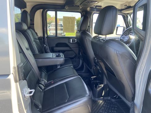 Used 2020 Jeep Gladiator Overland AWD/4WD image 18