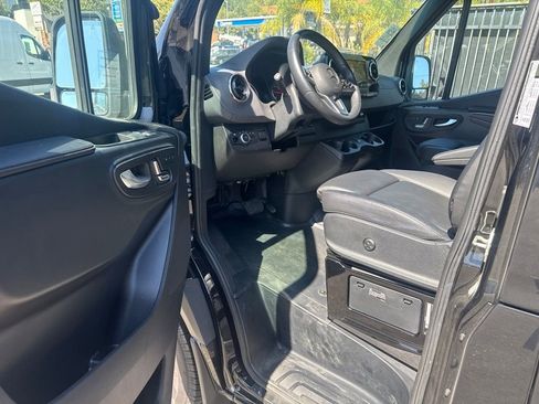 Used 2024 Mercedes-Benz Sprinter 2500 image 10
