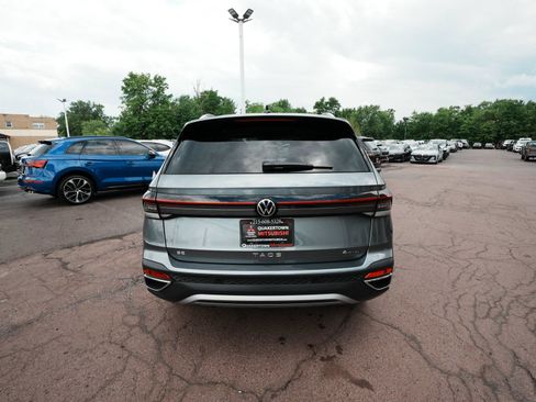 Used 2025 Volkswagen Taos SE w/ Panoramic Sunroof Package AWD/4WD image 5