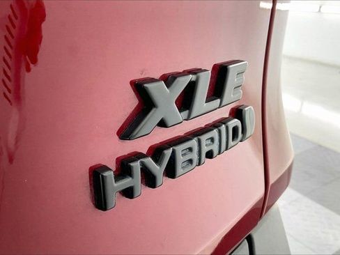 Used 2024 Toyota RAV4 XLE w/ Convenience Package image 7