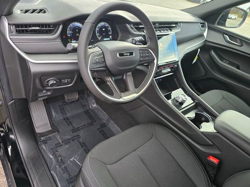 New 2025 Jeep Grand Cherokee L Laredo w/ Luxury Tech Group I image 24