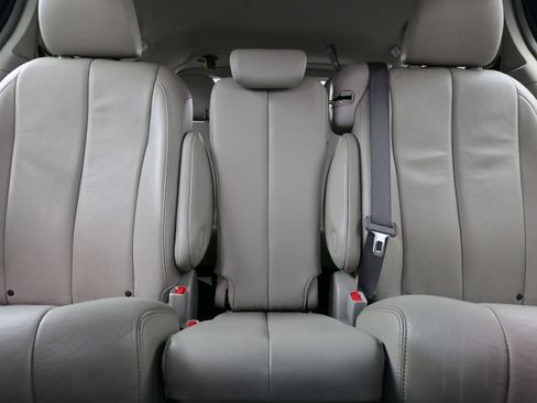 Used 2013 Toyota Sienna XLE image 16