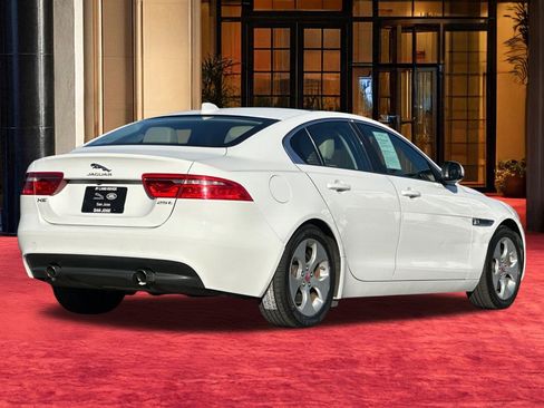 Used 2017 Jaguar XE image 10