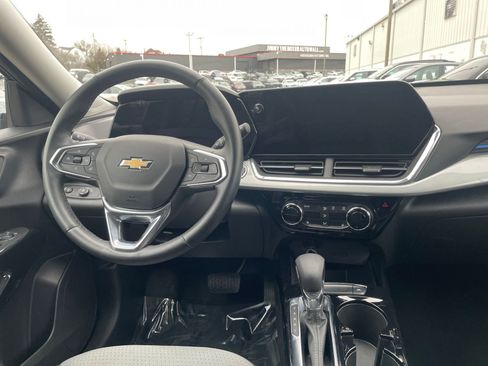 Used 2025 Chevrolet Trax LT w/ LT Convenience Package image 32