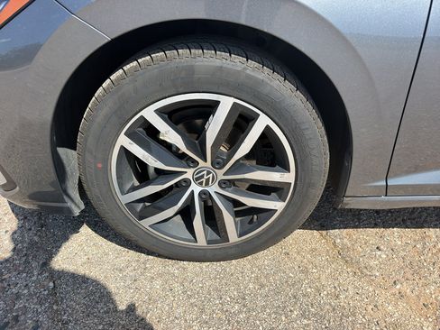Used 2025 Volkswagen Jetta SE FWD image 3