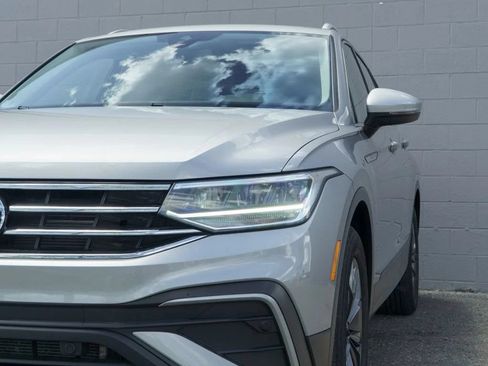 Used 2023 Volkswagen Tiguan SE w/ Panoramic Sunroof Package AWD/4WD image 11