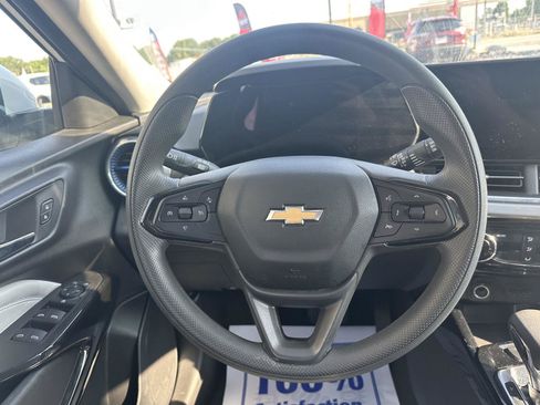Used 2025 Chevrolet Trax LT FWD image 33