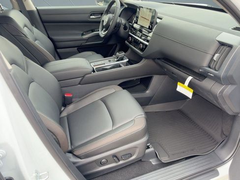 New 2025 Nissan Pathfinder SL w/ Black Appearance Package image 30