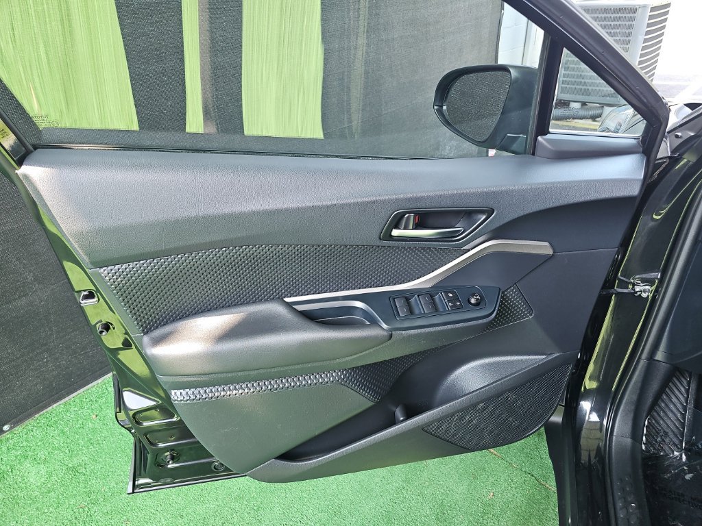 Used 2021 Toyota C-HR LE FWD image 32