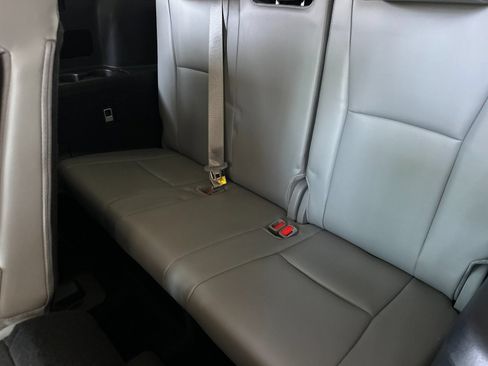 Used 2025 Toyota Highlander XLE AWD/4WD image 14