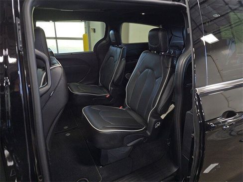 New 2026 Chrysler Pacifica Limited image 10