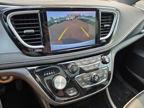 Used 2025 Chrysler Pacifica Limited FWD image 29