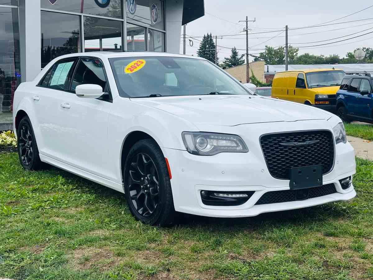 Used 2023 Chrysler 300 Touring L w/ Popular Equipment Group AWD/4WD image 4