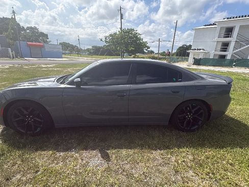Used 2019 Dodge Charger SXT w/ Blacktop Package RWD image 3