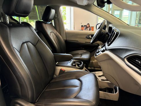 Used 2024 Chrysler Pacifica Limited FWD image 28