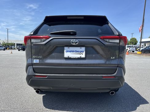 Used 2019 Toyota RAV4 LE FWD image 9