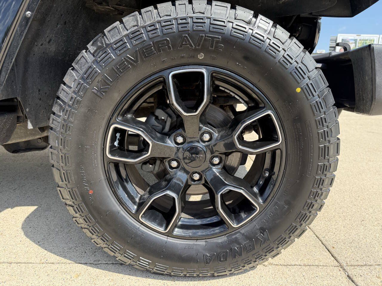 Used 2017 Jeep Wrangler Unlimited Sahara AWD/4WD image 11
