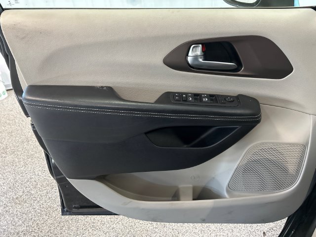 Used 2022 Chrysler Voyager LX FWD image 15