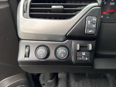 Used 2018 Chevrolet Suburban LT image 34