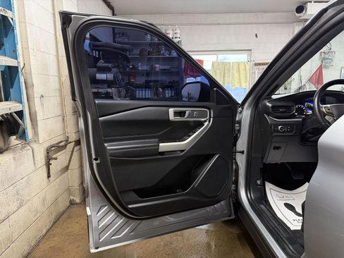 Used 2020 Ford Explorer XLT w/ Equipment Group 202A image 9