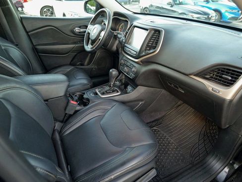 Used 2017 Jeep Cherokee Limited image 32