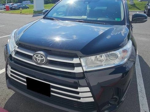 Used 2019 Toyota Highlander LE AWD/4WD image 2
