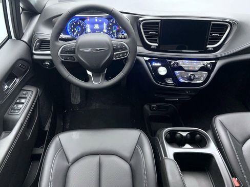 New 2026 Chrysler Pacifica Select image 13