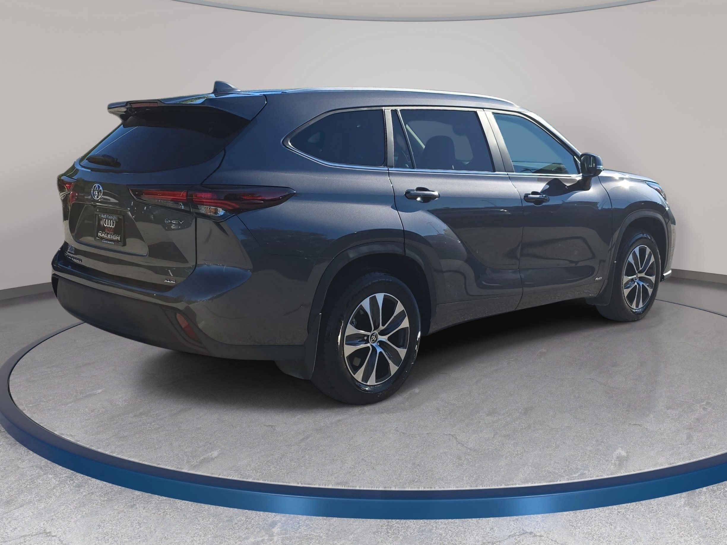 Used 2025 Toyota Highlander XLE AWD/4WD image 5