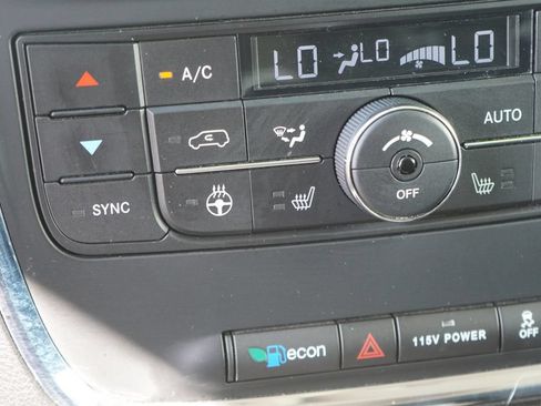 Used 2016 Chrysler Town & Country Touring-L FWD image 28