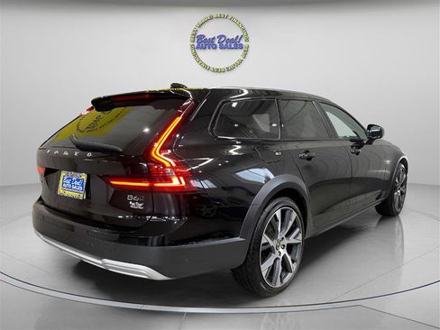 Used 2022 Volvo V90 B6 Cross Country image 5