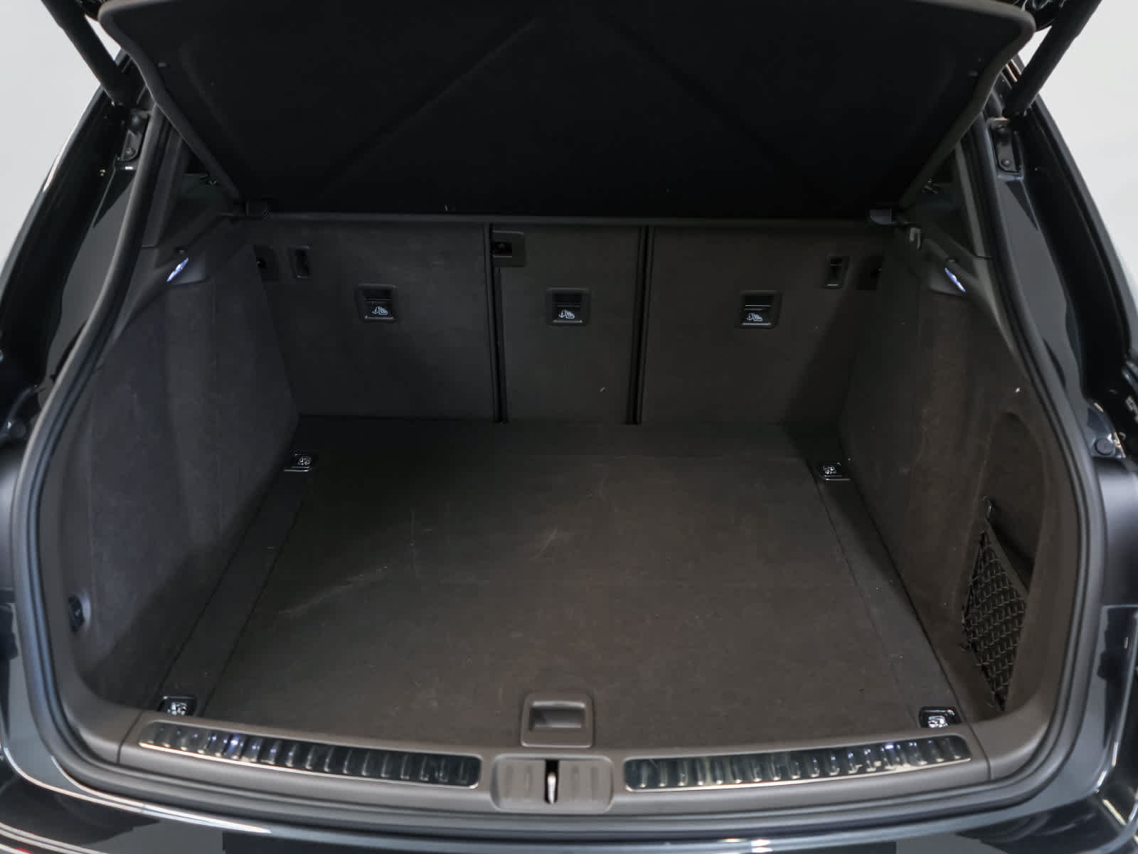 Certified 2024 Porsche Macan AWD/4WD image 31