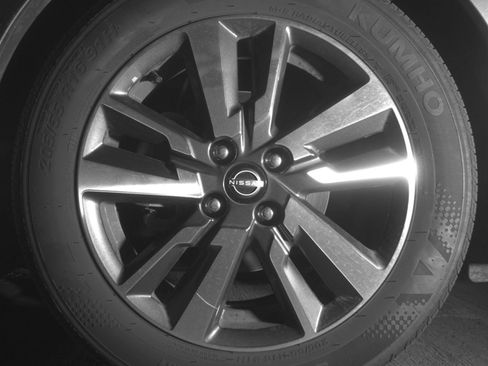 Used 2025 Nissan Versa SV FWD image 15