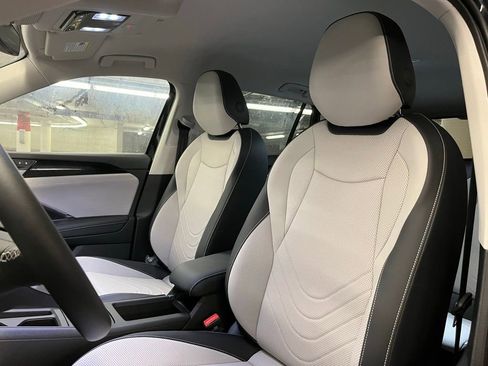 New 2025 Volkswagen Tiguan SE image 19