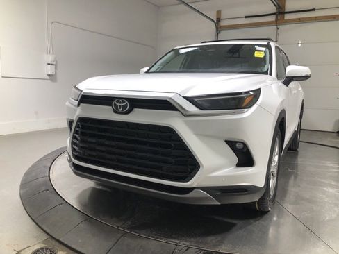 Used 2024 Toyota Grand Highlander Limited image 3