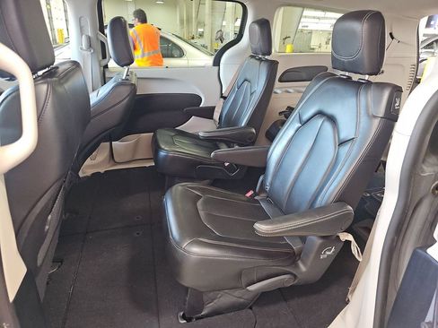 Used 2023 Chrysler Pacifica Touring-L FWD image 4