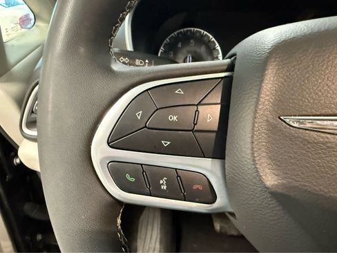 Used 2024 Chrysler Pacifica Touring-L FWD image 19