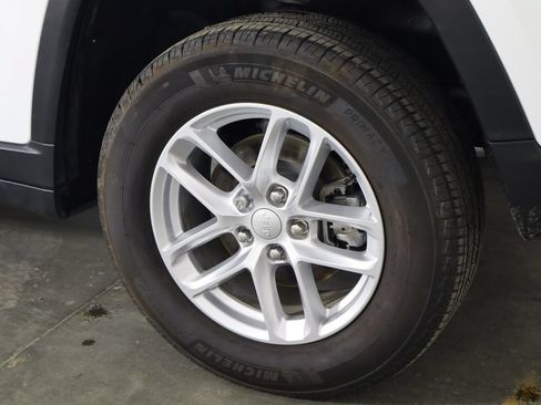 Used 2024 Jeep Grand Cherokee Laredo X RWD image 39