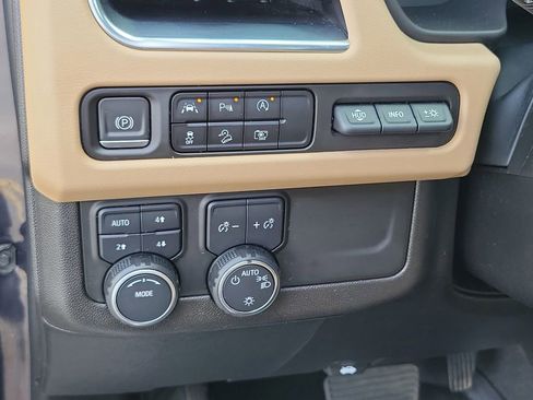 Used 2023 Chevrolet Tahoe Premier AWD/4WD image 25