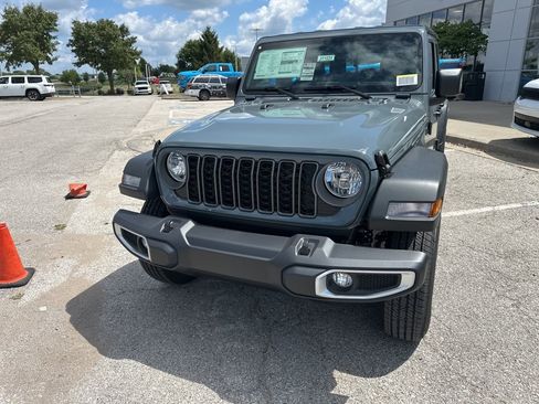New 2025 Jeep Gladiator Sport image 11