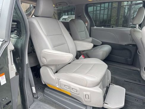 Used 2018 Toyota Sienna XLE w/ XLE Navigation Package image 33