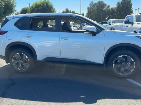 Used 2024 Nissan Rogue SV FWD image 4