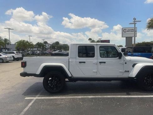 Used 2024 Jeep Gladiator Sport AWD/4WD image 9