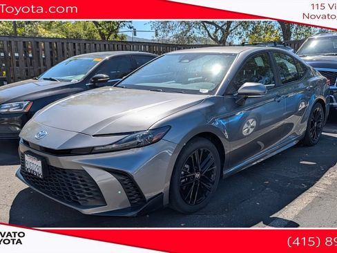 Used 2025 Toyota Camry SE FWD image 1