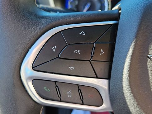 Used 2023 Chrysler Pacifica Touring-L image 24