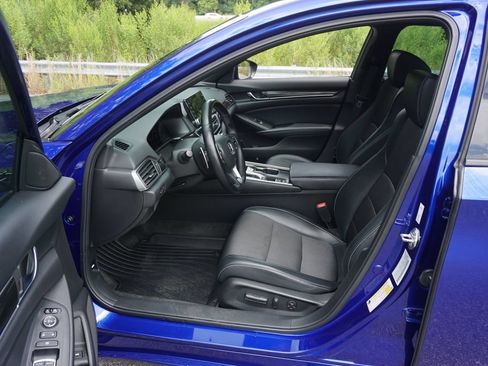 Used 2018 Honda Accord Sport image 2