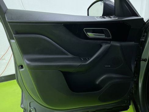 Used 2017 Jaguar F-PACE Premium image 17