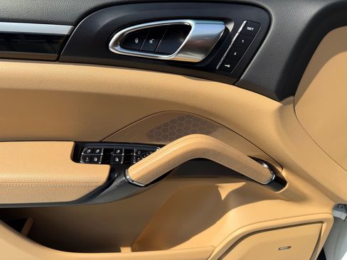 Used 2016 Porsche Cayenne S image 25